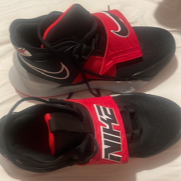 NEVER WORN NIKE BASKETBALL SHOES - Picture 2 of 4